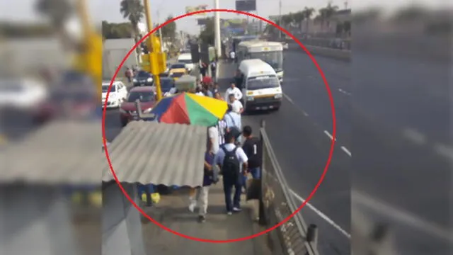 Callao: ambulantes se colocan en puente peatonal e impiden el tránsito