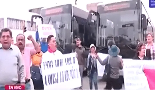 Metropolitano: profesores del Sutep bloquean estación Caquetá en modo de protesta [VIDEO]