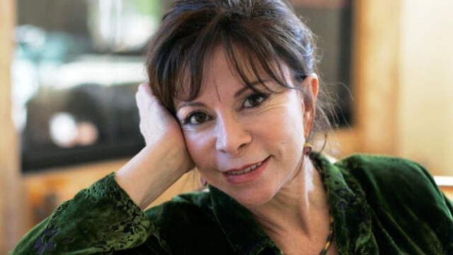 Escritora chilena Isabel Allende acaba de publicar Largo pétalo de mar.ublicar