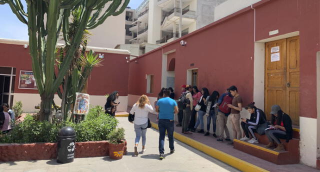 Estudiantes de la UANCV en Arequipa buscan soluciones ante cierre.