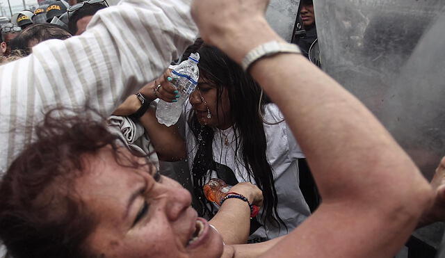 Simpatizantes fujimoristas enfrentan a los agentes policiales que resguardan el Penal Anexo de mujeres en Chorrillos. Foto: La República.