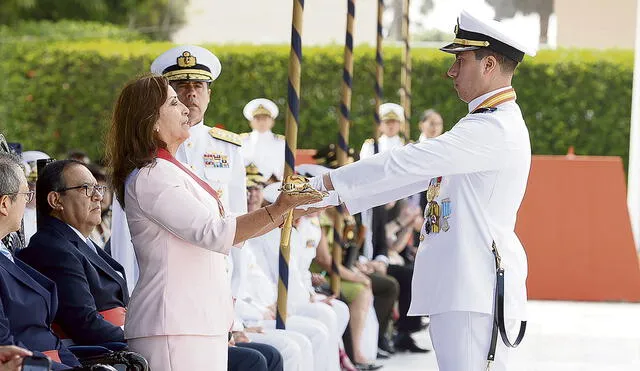 Gestos. Boluarte empezó la semana ratificando llamado al diálogo en ceremonia de graduación de cadetes de la Marina. Foto: Sepres
