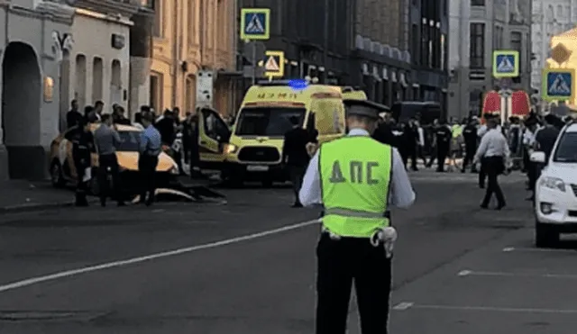 Cámaras grabaron impactante momento en el que taxi embistió a multitud en Moscú [VIDEO]