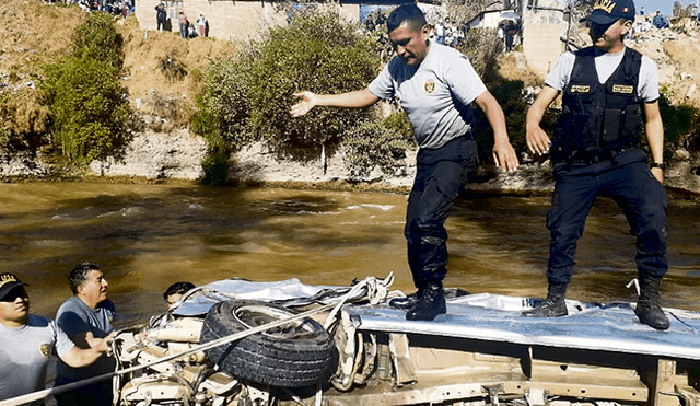 Seis muertos y dos desaparecidos deja caída de combi al río Mantaro