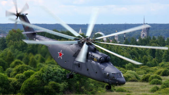 El sorprendente helicóptero ruso Mi-26 capaz de transportar un avión bombardero