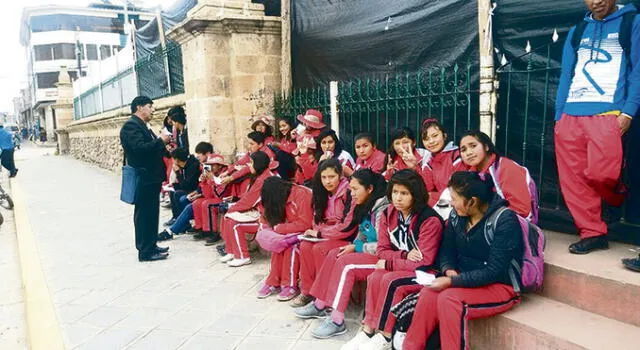 Dictan clases en Plaza de Armas de Ayaviri en señal de protesta