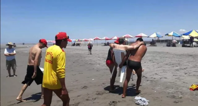 Arequipa: Salvavidas ayudaron a varón con discapacidad para que disfrute del mar [FOTOS]
