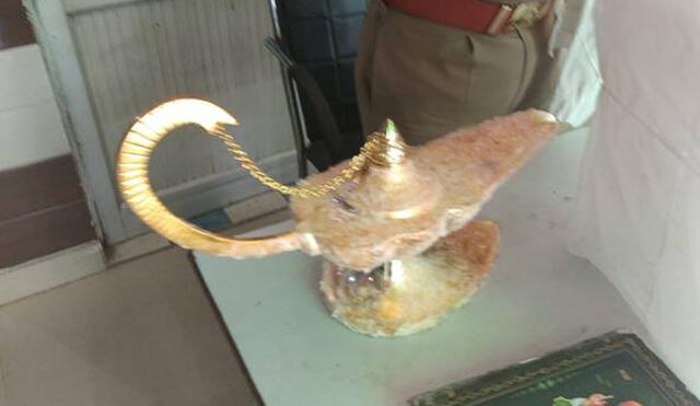 Los estafadores frotaban la lámpara y simulaban que un genio aparecía. Foto: Policía de Uttar Pradesh