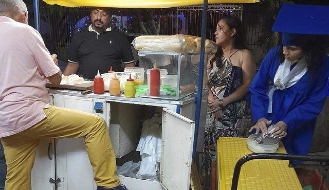 Joven recién graduada ayuda a su papá en un puesto de comida callejera y se hace viral