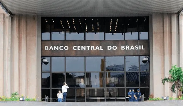 Banco Central de Brasil lo siguió y ordenó a Visa y MasterCard suspender las operaciones de pago por medio de WhatsApp. Imagen: aa.com.br.