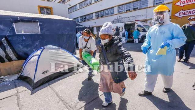 Hospital COVID-19 Arequipa. Los pacientes deben llegar con sus balones de oxígeno, esa pueda ser la diferencia entre la vida y la muerte. Foto: Oswald Charca - La República