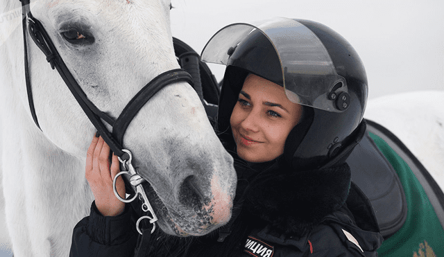 Agente de la Policía Montada rusa enamoró a hinchas del Mundial [FOTOS]