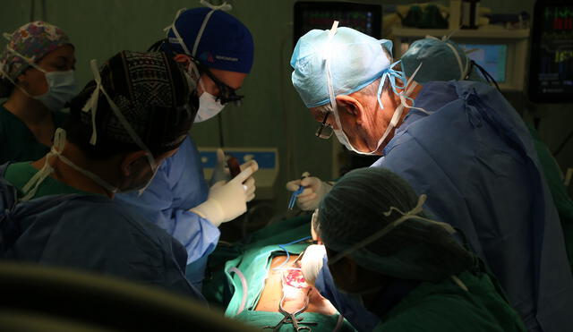  Lima: Médicos estadounidenses operan gratuitamente a personas con deformaciones de columna o cráneo