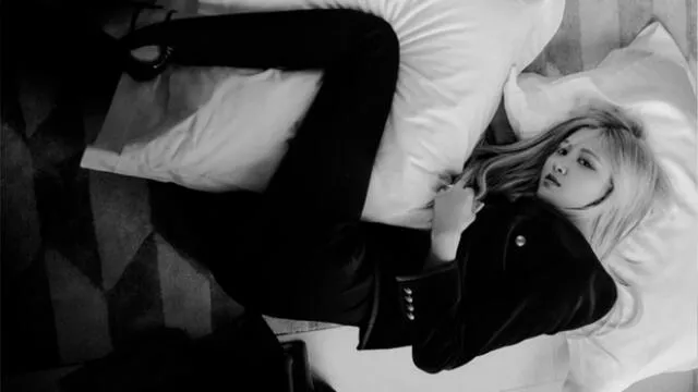 W Korea hizo el lanzamiento preliminar de la sesión fotografica con Rosé de BLACKPINK durante el fashion show de Saint Laurent.