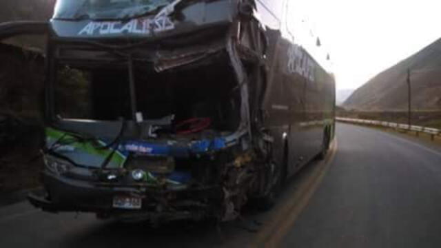 Carretera Central: un muerto y tres heridos en choque entre ómnibus y semi trailer