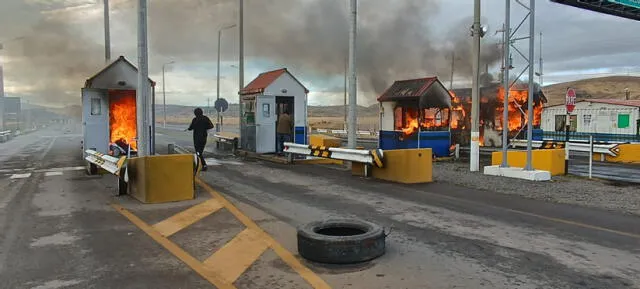 Cacetas de puesto de peaje en Puno fueron quemadas. Foto: Pachamama Radio.