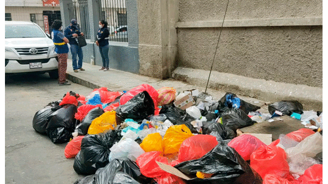 El municipio intervino por la exposición de bolsas con residuos contaminados en la vía pública. Foto: Municipalidad Provincial de Chiclayo.