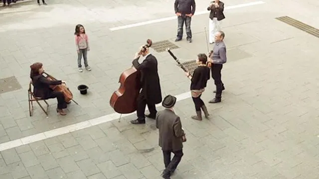 Facebook: Niña se lleva sorpresa al darle moneda a un músico en la calle [VIDEO]