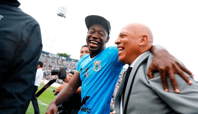 Roberto Mosquera destruye a jugador de Binacional en reto de bailar salsa.