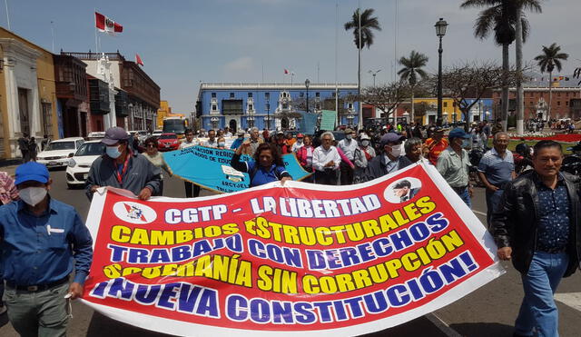 La convocatoria de la CGTP reunió a varios gremios en plaza de armas. Foto: J. Mendoza/La República