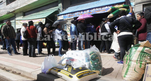 Forman largas colas en Puno para adquirir productos de primera necesidad.