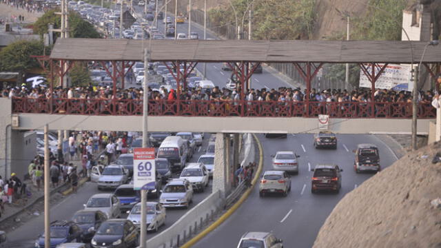 Algunas personas aseguraron que se demoraron en cruzar el puente hasta una hora. (Foto: Javier Quispe / La República)