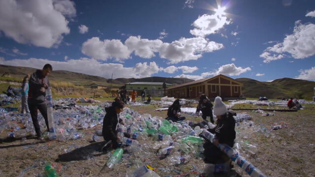 Plástico que calienta y salva vidas [VIDEO]