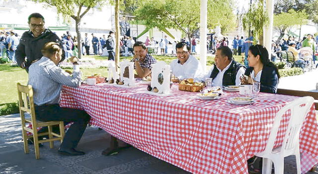 Arequipa Renace aprovechó Festival del Adobo en Cayma y ocupó mesa de autoridades 