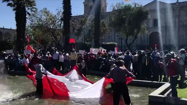 Piden cierre del Congreso lavando bandera gigante en Plaza de Armas de Arequipa [VIDEO]