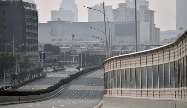Las autopistas de Wuhan lucen solitarias, la ciudad china está en cuarentena.