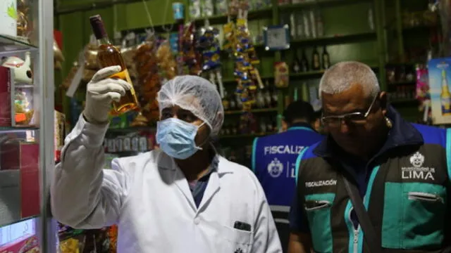 Inspectores del área Sanidad se dieron cuenta que productos no contaban con registro sanitario o estaban vencidos. (Foto: Municipalidad de Lima)