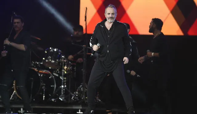 Spanish singer Miguel Bose performs at the Zocalo Square in Mexico City on October 8, 2017, during a concert to benefit victims of Mexico's September 19 earthquake. (Photo by ALFREDO ESTRELLA / AFP)