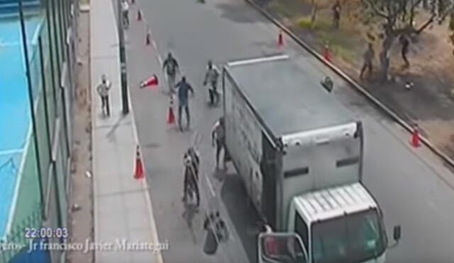 Surco: Mototaxistas y ambulantes botan a pedradas a fiscalizadores [VIDEO]