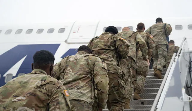 Soldados estadounidenses abordan un avión de la OTAN. Foto: referencial/AFP