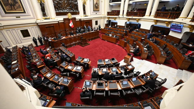 Peruvian lawmakers debate at the Congress in Lima on September 30, 2019 after President Martin Vizcarra launches an ultimatum that he would dissolve the congress it if he is denied a vote of confidence to reform the way in which the magistrates of the Constitutional Court are appointed. - Vizcarra had originally threatened to dissolve Congress and force new legislative elections in June, unless lawmakers backed his anti-graft proposals. The proposal to lift legislative immunity turned into the source of the latest conflict between Peru's executive and legislative branches; Vizcarra proposed giving the Supreme Court power to decide whether to strip a legislator of the protection. Congress, which currently holds the power to lift judicial immunity, rejected the idea. (Photo by Cris BOURONCLE / AFP)