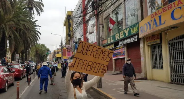 Un grupo de comerciantes realizaron un “cacerolazo”  en Tacna.