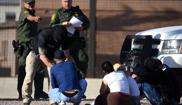 Migrantes son detenidos tras cruzar la frontera a Estados Unidos.