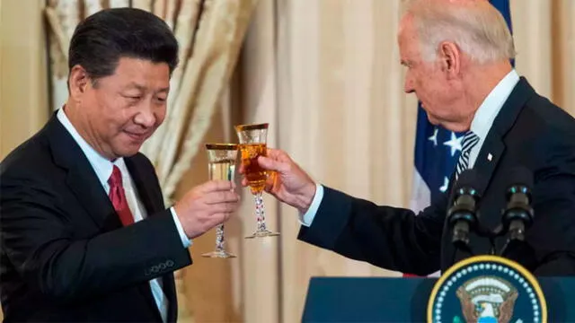 Joe Biden, cuando era vicepresidente, brindando con el presidente chino Xi Jiping el 25 de septiembre de 2015 en Washington, D.C. Foto: AFP