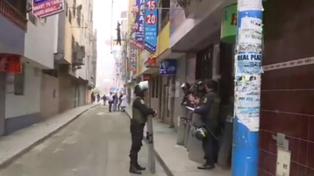 Policía participó en operativos, mientras fiscalizadores realizaban sus labores dentro de locales. (Foto: Captura de video / Canal N)