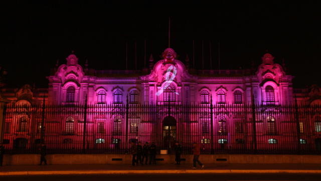 Palacio de Gobierno se pinta de rosa por la prevención del cáncer de mama