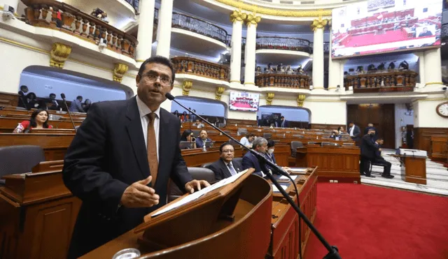 Julio Tello explicó las propuestas de Ejecutivo para adelanto de elecciones. Foto: Congreso de la República.