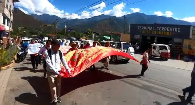 Cocaleros se suman a huelga realizada por trabajadores de Enaco en La Convención, Cusco.