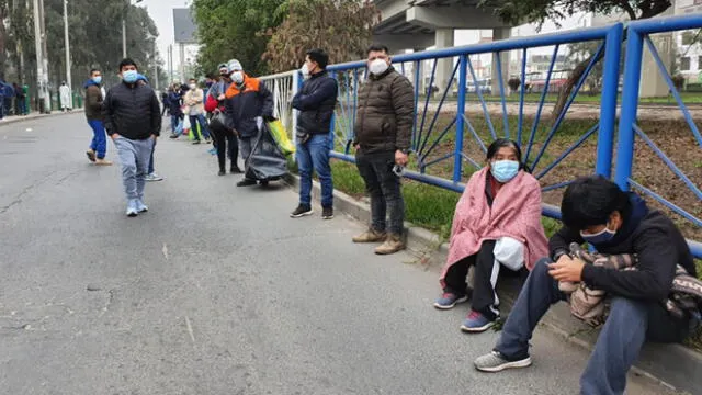 Ciudadanos esperaron varias horas a la llegada de la planta móvil de oxígeno de la AMPE. (Foto: Johann Klug / URPI - GLR)