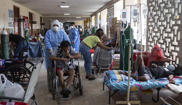 AME8400. IQUITOS (PERÚ), 08/05/2020.- Un médico con traje de bioseguridad revisa una sala con pacientes de COVID-19 en el Hospital Regional de Iquitos, el 7 de mayo de 2020, en Iquitos (Perú). La historia se repite para los indígenas de la Amazonía. Si antes fue la viruela, la gripe o el sarampión, ahora los habitantes ancestrales del pulmón verde del planeta se enfrentan al coronavirus nuevamente desprotegidos y vulnerables, pero esta vez han decidido no morir en silencio. A pesar de las repetidas advertencias del peligro que corrían y de haberse aislado en sus territorios, la pandemia los ha alcanzado igualmente. Ya son 40 los indígenas fallecidos y 679 los contagiados por el COVID-19 en la Amazonía, según el registro de la Coordinadora de Organizaciones Indígenas de la Cuenca Amazónica (COICA). EFE/Ginebra Peña

CONTAGIADOS POR COVID YA SUPERAN LOS 170 MIL. CUATRO MIL FALLECIDOS EN NUESTRO PAIS