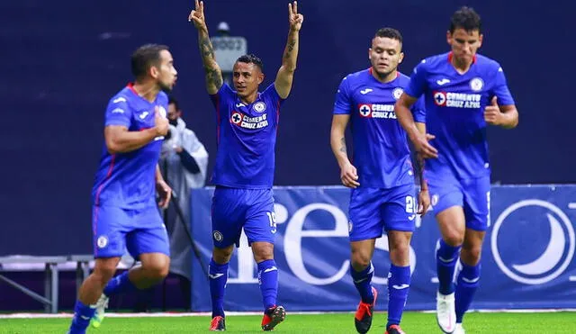 MEXICO CITY, MEXICO - AUGUST 15: Yoshimar Yotun #19 of Cruz Azul celebrates with teammates after scoring the first goal of his team during the 5th round match between Cruz Azul v FC Juarez as part of the Torneo Guard1anes 2020 Liga MX at Azteca Stadium on August 15, 2020 in Mexico City, Mexico. (Photo by Hector Vivas/Getty Images)