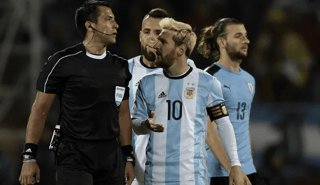 Lionel Messi tuvo un altercado con Bascuñán en Uruguay. Foto: AFP