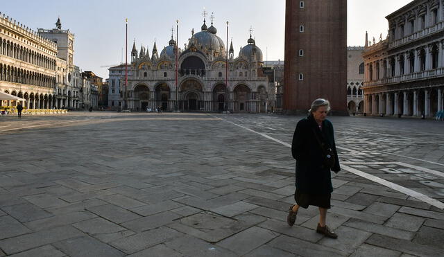 Desierta Plaza de San Marcos y su basílica en Venecia, después de que Italia impusiera restricciones nacionales sin precedentes a sus 60 millones de personas para controlar el mortal coronavirus Covid-19.