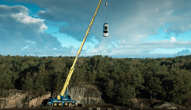 Volvo lanzó un total de 10 vehículos desde una grúa. Foto: Volvo Cars