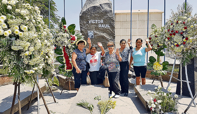 Apristas dieron el último adiós a Alan García en cementerio de Trujillo