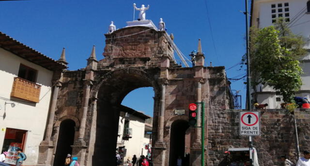 Cusco: Expertos hacen limpieza del arco de Santa Clara [VIDEO]